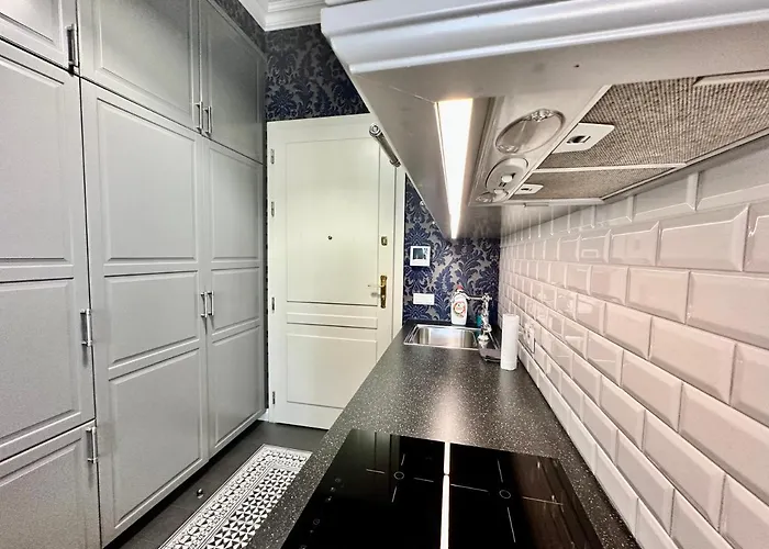 Apartment Decor Metro Wifi 300 Mbs 65tv Netflix Hbo Warsaw