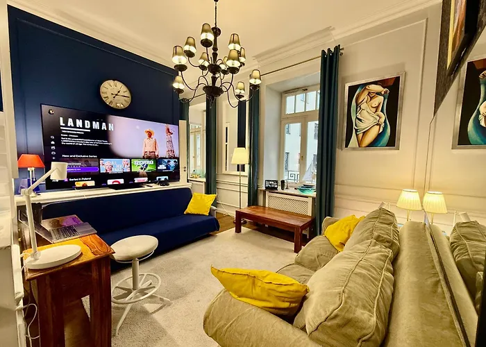 Apartment Decor Metro Wifi 300 Mbs 65tv Netflix Hbo Warsaw